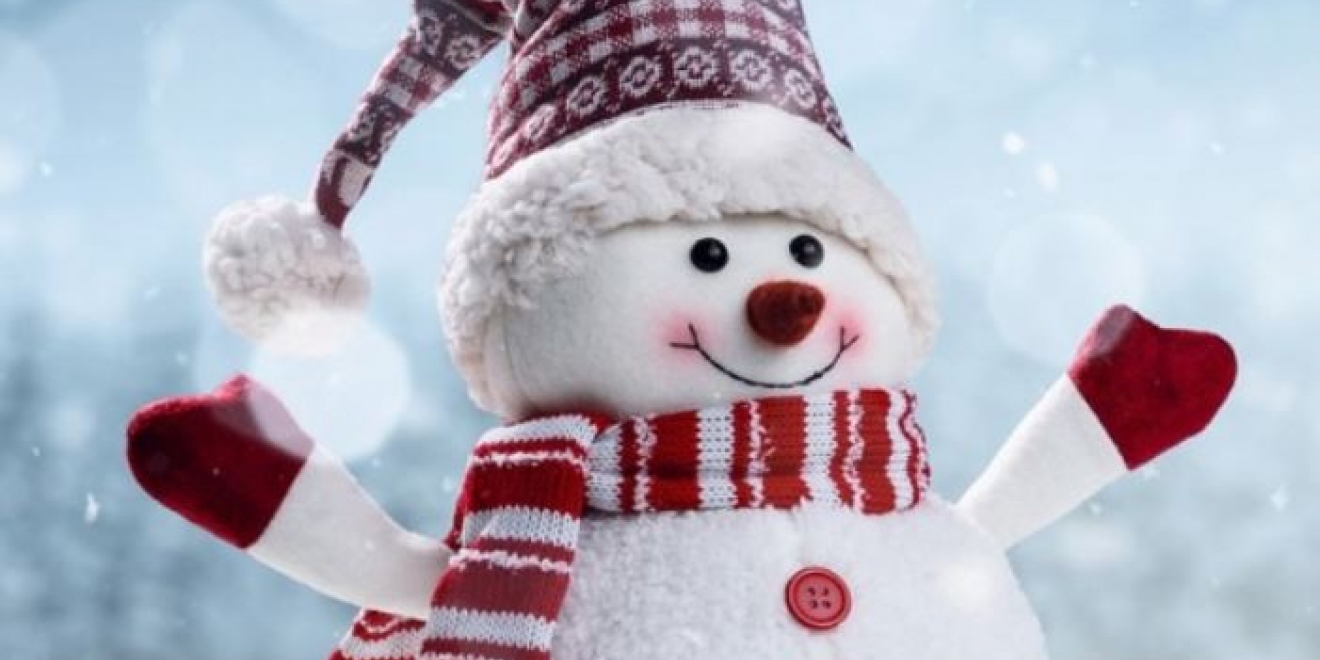Photo d'un bonhomme de neige très "doudou" avec une écharpe, un bonnet et des gants rouges