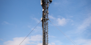 Une antenne mobile sur fond de ciel bleu