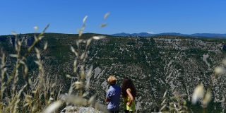 Deux personnes dans un paysage de montagne, dans le cirque de Navacelles dans l'Hérault
