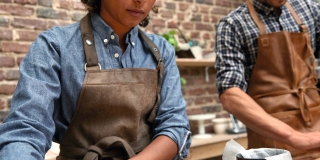 Deux potiers dans leur atelier