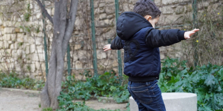 Enfant de 4 ans dans un parc