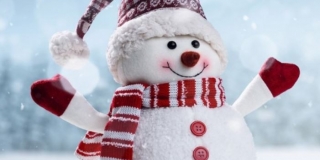 Photo d'un bonhomme de neige très "doudou" avec une écharpe, un bonnet et des gants rouges