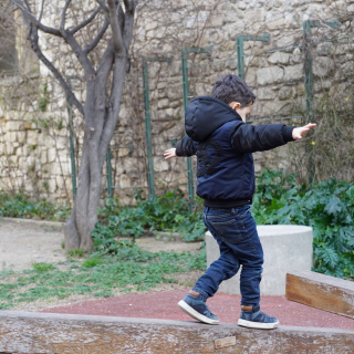 Enfant de 4 ans dans un parc
